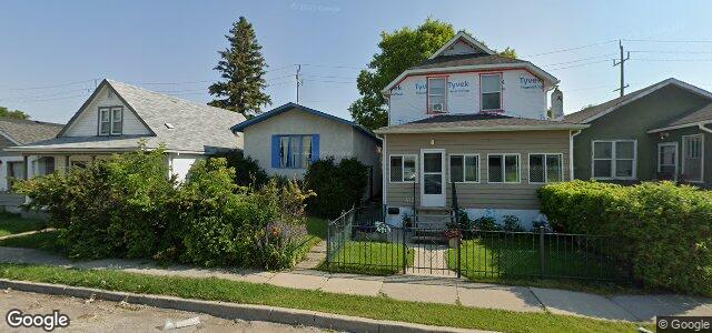 Photo of 477 Martin Avenue W in Winnipeg, Manitoba